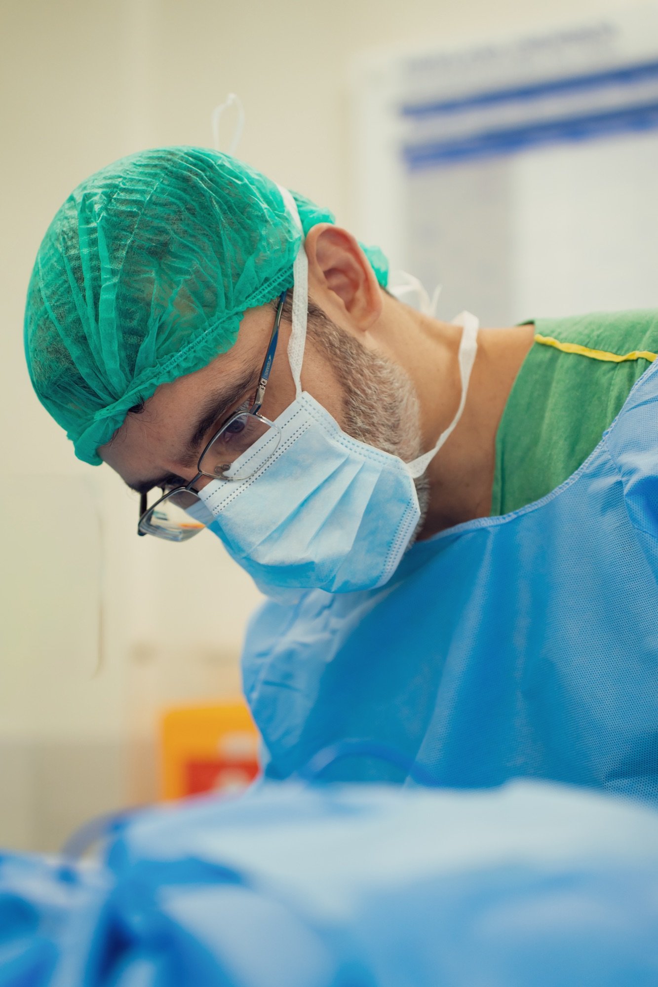 Dr. Gláucio Siqueira durante cirurgia