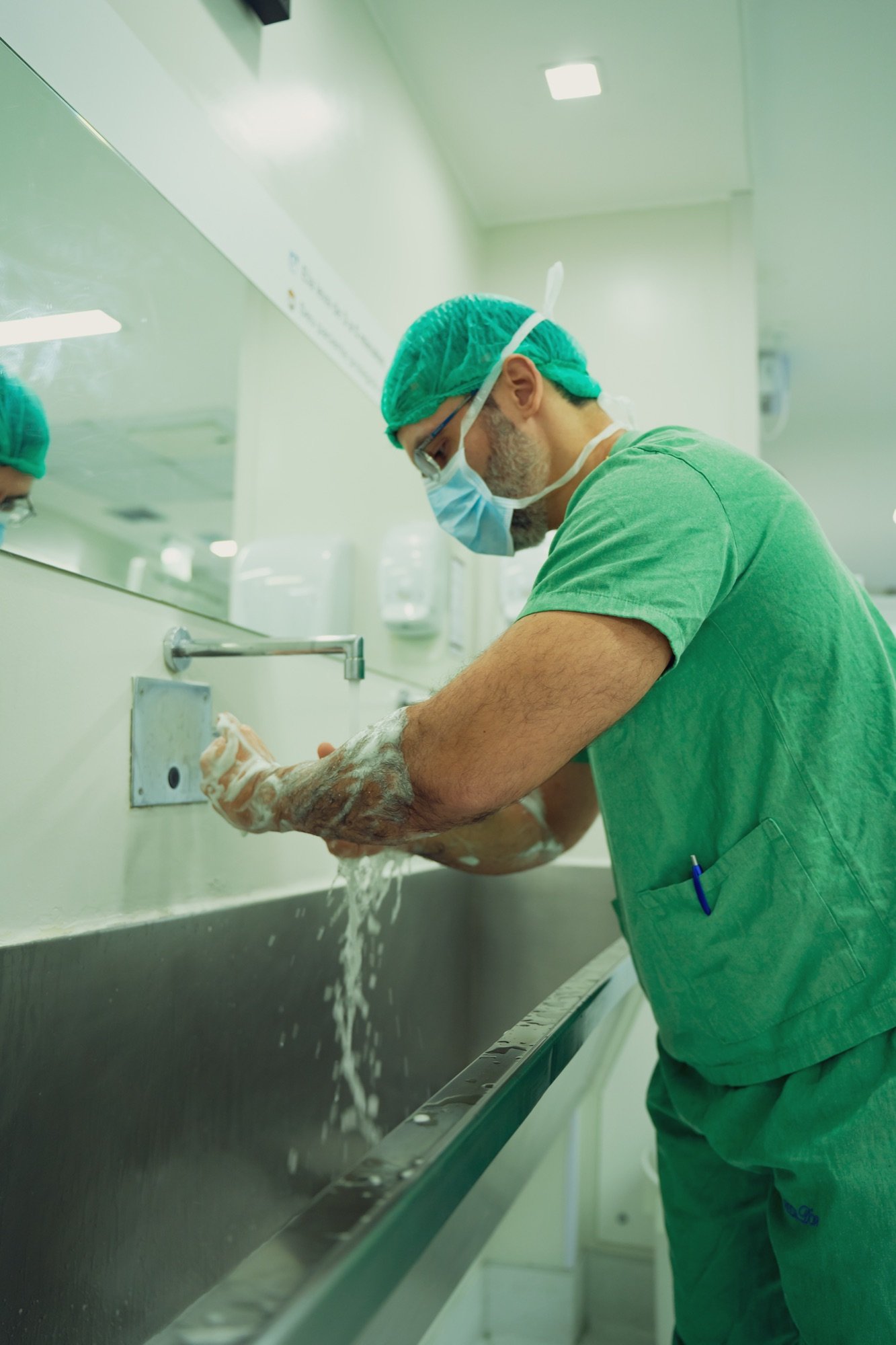 Dr. Gláucio em preparação cirúrgica